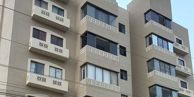 Inmueble ubicado en conjunto cerrado muy central, con acceso expedito a establecimientos bancarios y comerciales, restaurantes, salas de cine, hospitales, iglesias, parques y estaciones de taxi y buses. Propiedad conformada por 3 habitaciones, 2 baños, sala - comedor, cocina integral, zona de labores, espacio para un tercer baño, garaje escriturado.