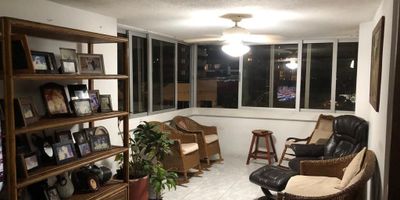 Apartamento ampliocon tres habitaciones, dos bdños, cuarto y baño de servicio, cocina, zona de labores, sala, antesala, comedor, area de terraza cubierta, parqueadero cubierto.