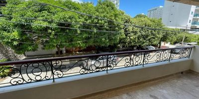 Apartamento que se encuentra en el barrio manga, cuenta con un diseño único y espacioso. No está ubicado en un edificio, lo que significa que no hay gastos de administración, expensas ni propiedad horizontal.