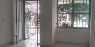 Apartamento disponible en primer piso en providencia, cerca a las oficinas administrativas de Transcaribe, cuenta con excelente iluminación y ventilación, área de 65m2, 2 Habitaciones, la principal con baño privado. Sala – comedor, Cocina 2 Baños en total Zona de labores. El apto es muy cómodo con bonitos acabados. Cerca a supermercados, clínicas, colegios, estación de Transcaribe,