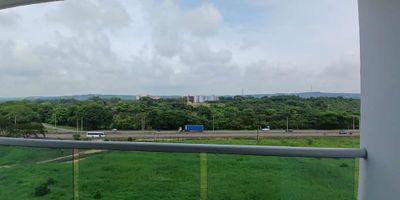 Apartamento en arriendo en la vía Turbaco, con excelentes acabados para estrenar habitación principal con baño y closet, 1 baño social, 2 habitaciones adicionales, el conjunto cuenta con amenidades como piscina disponible en diciembre, salón social, zona infantil, zonas verdes, vigilancia 24 horas.