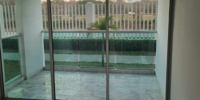 En SuCasa Inmobiliaria pensamos en su comodidad y bienestar, tenemos apartamento con excelentes acabados en primer piso podrás compartir y vivir una nueva experiencia con todos sus seres querido, sencillo, cómodos, pisos en mármol vigilancia 24 h, administración y zonas sociales.