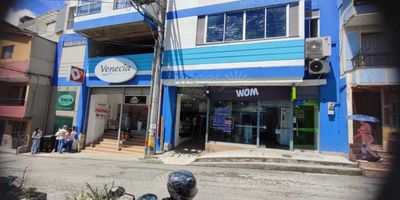 Se arrienda amplio y cómodo local en el centro comercial Venecia.
Cuenta con:
Servicios: acueducto, energía, gas
vitrinas: vidrio templado tipo banco, protegidas con persiana metálica en la fachada.
Altura: 3 metros
horario: sin limite de horario a través de acceso en la fachada (24 horas)
area: 46 m2.
. Esta ubicado en medio de dos cajeros (servibanca y banco de bogota)
. Sobre fachada de centro comercial en calle 77sur, via principal de alto transito.
. En el centro comercial hay 90 locales, marcas como d1, animal x, envia y mas, asi como tambien parqueadero publico para 100 vehiculos, ascensor, rampa de discapacitados, wifi gratis, zona coworking, baños publicos y vigilancia privada.
Si requiere mayor información o agendar una cita para conocerlo por favor comuníquese con nosotros a las lineas 3010907, 3128868401, 3011487410, o al 3209061703
