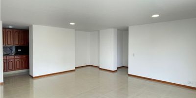 Apartamento en unidad cerrada en el sector Castropol, con fácil acceso desde la av. el poblado y desde las palmas, sector tranquilo, de poco flujo vehicular. Piso en porcelanato, puerta de seguridad, hall de acceso, sala, comedor, 3 habitaciones, 2 baños, cocina integral tipo americano, 2 parqueaderos mas un cuarto util. Unidad con vigilancia las 24 horas, citofonia, piscina, gimnasio, salon social, parques infantiles, placa polideportiva y zonas verdes.
