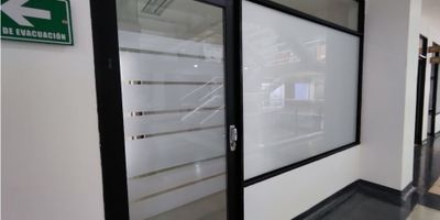 Excelente local comercial, con muy buena iluminación, con muy buen comercio y buenas rutas de Transporte. COD 9418
