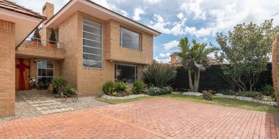 ¿Buscando la casa perfecta para la venta o alquiler en Cajicá,? Nosotros la tenemos para ti. Imagina una acogedora casa de cuatro habitaciones, con un espacioso jardín para respirar aire fresco cada mañana, un cómodo cuarto de servicio.

La cocina del hogar es el corazón, y este no será la excepción con sus cómodos espacios para cocinar y desayunar. El lounge comedor es lo suficientemente grande como para recibir a tus invitados y las lujosas funciones como la chimenea te permitirán crear un ambiente cálido en minutos. Además, el vestidor te brinda un espacio extra para tus pertenencias.

El conjunto residencial cuenta con numerosas amenidades incluyendo gimnasio, sala de reuniones, seguridad 24 horas, salón infantil y más.

Para los amantes del atardecer, te encantará la vista que esta propiedad ofrece. Aprovecha las ventajas de vivir en una comunidad cerrada y goza de la tranquilidad que este hogar puede brindar.

No te pierdas esta increíble oportunidad. ¡Pide tu...