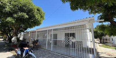 En Financar Inmobiliaria le presentamos una excelente oportunidad para encontrar su hogar ideal. Este hermoso apartamento cuenta con tres cómodas alcobas, perfectas para adaptarse a sus necesidades y las de su familia. Disfrute de un baño moderno y funcional, diseñado para brindar confort y practicidad en su día a día. La cocina tipo americana es el espacio ideal para compartir y disfrutar de momentos especiales, al mismo tiempo que aporta un diseño moderno y eficiente. Además, cuenta con una terraza enrejada que ofrece privacidad y un lugar perfecto para relajarse o compartir al aire libre. Con nuestro servicio profesional, será muy fácil que este se convierta en su hogar. No espere más y comuníquese con Financar Inmobiliaria, su próximo hogar está a un paso.