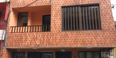 Apartamento en San Antonio de Prado, cerca de la urbanización Hechizo de Luna, apartamento 2do piso cuenta con 3 alcobas, 1 baño, sala comedor, cocina sencilla, balcón, zona de ropas, red de gas, tiene 60m2, piso en cemento gris.
