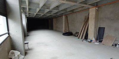 Local comercial para arriendo en Marinilla, sector zona centro, cuenta con un área de 200 m², para estrenar, en obra gris, el interesado realiza las adecuaciones necesarias, servicio eléctrico y acueducto instalado, especial para restaurantes, almacenes de cadena, venta de repuestos de automotores, no discotecas, no bares. Ubicado en el primer piso del edificio la 34; fáciles y cómodas vías de acceso, rutas de transporte. Buscamos su tranquilidad. www.cityraiz.com CÓDIGO 18218