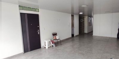 Bodega para arriendo en Itagüí, sector El Carmelo, cuenta con un área de 120 m², tercer nivel, buena iluminación, 1 baño, energía de 60 amperios, resistencia piso de 1.2 toneladas por m², altura libre de 2.5 metros. Ubicada en 3 piso, sin ascensor, sin parqueadero; fáciles y cómodas vías de acceso, rutas de transporte. Buscamos su tranquilidad. www.cityraiz.com CÓDIGO 18215