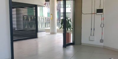 Local comercial para arriendo en Rionegro, sector Cimarronas, cuenta con un área de 20 m², ubicado en el segundo piso, 1 baños, 1 mezanine, iluminación led, terminados elegantes, piso en cerámica. Ubicado en vía principal, bahía de parqueadero para varios vehículos; fáciles y cómodas vías de acceso, rutas de transporte. Buscamos su tranquilidad. www.cityraiz.com CÓDIGO 18196