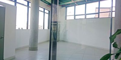 Local comercial para arriendo en Rionegro, sector Cimarronas, cuenta con un área de 20,5 m², ubicado en el segundo piso, 1 baños, 1 mezanine, iluminación led, terminados elegantes, piso en cerámica. Ubicado en vía principal, bahía de parqueadero para varios vehículos; fáciles y cómodas vías de acceso, rutas de transporte. Buscamos su tranquilidad. www.cityraiz.com CÓDIGO 18197