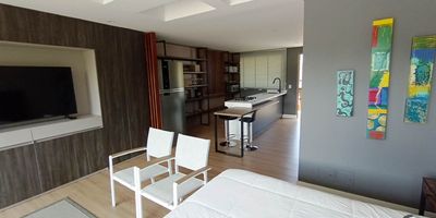 Apartaestudio amoblado para arriendo, sector represa de la fe, cuenta con un área de 45 m², un solo ambiente, baño cabinado, barra americana, cocina integral, red de gas, piso en madera laminada, zona de ropas con lavadora secadora, balcón, 1 parqueadero cubierto. Ubicado en unidad cerrada con conserje, puerta digital, ascensor, gimnasio, zonas verdes, sendero ecológico y Planta generadora de energías; fáciles y cómodas vías de acceso, rutas de transporte. Buscamos su tranquilidad. www.cityraiz.com CÓDIGO 17909