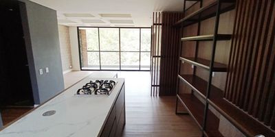 Apartaestudio para arriendo, sector represa de la fe, cuenta con un área de 45 m², un solo ambiente, baño cabinado, barra americana, cocina integral, red de gas, piso en madera laminada, zona de ropas, balcón, 1 parqueadero cubierto. Ubicado en unidad cerrada con conserje, puerta digital, ascensor, gimnasio, zonas verdes, sendero ecológico y Planta generadora de energías; fáciles y cómodas vías de acceso, rutas de transporte. Buscamos su tranquilidad. www.cityraiz.com CÓDIGO 17908