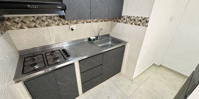 Espectacular casa amplia en arriendo, duplex con excelentes acabados, buena ventilación e iluminación natural, cuenta con 3 alcobas, 3 baños, sala-comedor, estrato 2, ubicado en caribe verde.