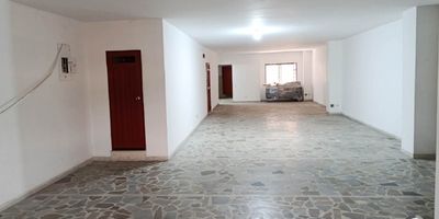 Bodega para arriendo en Medellín, sector caribe, cuenta con un área de 135 m², 1 nivel, espacio abierto, altura libre de 3 metros, cuenta con iluminaria de lámparas, energía trifásica de 20 kva, cocineta, 3 baños, piso en cemento. Ubicada en 3er piso; fáciles y cómodas vías de acceso, rutas de transporte. Buscamos su tranquilidad. www.cityraiz.com CÓDIGO 17723