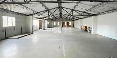 Local comercial para arriendo en Rionegro, sector la Galería o Plaza de Mercado, cuenta con un área de 270 m², 1 espacio grande, 2 baños, zona comercial e industrial, iluminación natural, fáciles y cómodas vías de acceso, rutas de transporte. Buscamos su tranquilidad. www.cityraiz.com CÓDIGO 17629