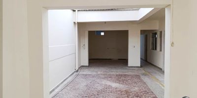 Casa local para arriendo en Medellín, sector Florida nueva, cuenta con un área de 200 m², 3 habitaciones, 1 baño, sala comedor, cocina semi integral, red de gas, patio, piso en baldosa, ubicada en 1 piso; fáciles y cómodas vías de acceso, rutas de transporte. Buscamos su tranquilidad. www.cityraiz.com CÓDIGO 17463