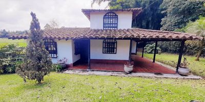 Finca amoblada en arriendo en Rionegro Vereda Cabeceras, cuenta con un área de lote de 1.500 m², área construida de 150 m², 4 habitaciones, 2 clósets, 2 baños, sala comedor, sala auxiliar, estudio, cocina integral, zona de ropas, parqueadero de visitantes; fáciles y cómodas vías de acceso, rutas de transporte. Buscamos su tranquilidad. www.cityraiz.com CÓDIGO 16445