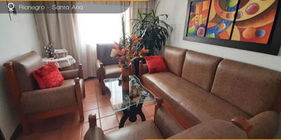 Casa local en arriendo en Rionegro sector Santa Ana, cuenta con un área de 146 mt2, dúplex, 5 habitaciones, 4 clóset, 5 baños, 2 sala comedor, 2 cocina sencillas, 2 zona de ropas, red de gas, parqueadero descubierto para 2 carros. Ubicada en unidad abierta, en piso 1; fáciles y cómodas vías de acceso, rutas de transporte. Buscamos su tranquilidad. www.cityraiz.com CODIGO 16343