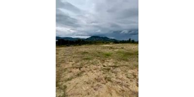 Espectacular lote con explanación y vista 360º con hermosa vista y acometidas para servicios públicos. En exclusiva parcelación ubicada en la vía San Antonio La Ceja, Sector el Yarumo, con portería 24/7, salón social, placa polideportiva, zona de juegos y lagos. Cerca a Universidad, colegios, malls. Buen servicio de transporte público municipal e intermunicipal, con rutas a Rionegro, La Ceja, El Carmen de Viboral, Marinilla, Medellín.
