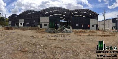 Arriendo Bodega en Marinilla cerca al retorno 20 con muy buena visual vehicular, amplio espacio para parqueo de mulas y camiones, con excelente entradas y salidas a la Autopista Medellin Bogota, iluminada y lista para estrenar.