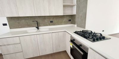 Casa para la venta en Rionegro, sector Galicia Parte Alta, área lote de 205 m², área construida de 74 m², 2 habitaciones con closet y vestier, 2 baños con cabina, sala comedor, cocina integral, gas propano, piso en madera laminada, zona de ropas, balcón, 2 parqueaderos descubiertos privados. Ubicado en unidad cerrada con portería y vigilancia las 24 horas, zona de mascotas; fáciles y cómodas vías de acceso, rutas de transporte. Buscamos su tranquilidad. www.cityraiz.com CÓDIGO 17385