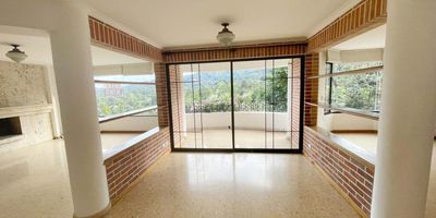 Casa para la venta en el municipio del Retiro, sector Altos de Fizebad, cuenta con un área lote de 1700 m², área construida de 400 m², 5 habitaciones con closet, + 1 habitación del servicio, + baños con cabina y uno con bañera, cocina integral, no red de gas, sala comedor, sala de TV, biblioteca, zona de ropas, terraza, 2 balcones, terraza, 2 parqueaderos cubiertos. Ubicado en urbanización cerrada con portería y vigilancia las 24 horas, zonas verdes; fáciles y cómodas vías de acceso, rutas de transporte. Buscamos su tranquilidad. www.cityraiz.com CÓDIGO 17367