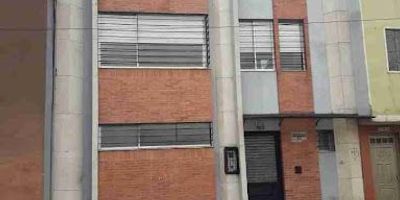 Casa bonita,ubicada en el barrio Centenario, acabados en madera y madera laminada, excelente iluminación, biblioteca empotrada, closets en todas los salones, jardín interior, cocina integral nueva. cerca a colegios e institutos educativos, vias de acceso: carrera 30, avenida primera de mayo, avenida caracas, carrera 24 sur, carrera 27sur que son de gran comercio. colinda con la estación de policía Décima Octava Rafel Uribe Uribe. Centros de salud cercanos: Eps Olaya, Ips Sura del Olaya, Centro Policlínico del Olaya, Centro médico Cafam y Supermercado Cafám, Supermercado Exito. cerca Parque Estadio Olaya Herrera, Polideportivo del Quiroga, Cerca al Sena de la carrera 30.