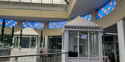 Se arriendan dos espacios en burbujas de 15m2 para que emprendas tu negocio. Ubicados en el centro comercial , parque principal de Rionegro, espacio con cocineta y servicios públicos.