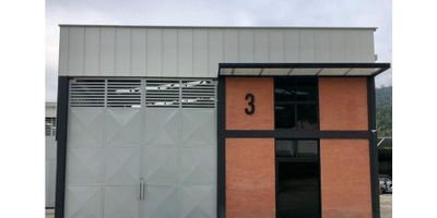 ? ¡Bodega en Arriendo en Maltería, Manizales!

Aprovecha esta espaciosa y funcional bodega ubicada en una zona estratégica, ideal para almacenamiento o actividades industriales. Diseñada para adaptarse a las necesidades de tu negocio.

? Espacio y Diseño:
Con un área privada de 300 m², la bodega cuenta con un techo de doble altura y un mezzanine que optimiza el espacio. Sus pisos en cerámica y la iluminación natural garantizan un ambiente práctico y agradable para trabajar.

? Comodidades:
Dispone de dos baños y un área adecuada para almacenamiento, cumpliendo con todas las necesidades operativas de tu negocio.

? Ubicación Estratégica:
Situada cerca del Recinto del Pensamiento, en una zona comercial e industrial con acceso pavimentado, transporte público cercano y servicios esenciales.

? Seguridad y Acceso:
La bodega cuenta con vigilancia 24/7, portería y acceso adaptado para discapacitados, brindando tranquilidad y facilidad para tus operaciones.

? Detalles Financieros:
El valor del arriendo es de $6.600.000 (sin IVA). Incluye todas las características necesarias para maximizar la funcionalidad de tu negocio.

¡No pierdas esta oportunidad! Contáctanos para más información o para programar una visita y conocer este espacio perfecto para tus proyectos.


