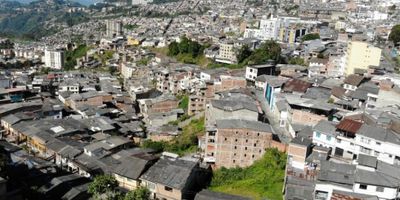 Apartamentos diseñados para satisfacer las necesidades de los residentes, diseño que se adapta a los diferentes estilos de vida y preferencias. Cuenta con parqueaderos para carros y parqueaderos dedicados exclusivamente para motos, tiene 2 ascensores y portería inteligente. 
