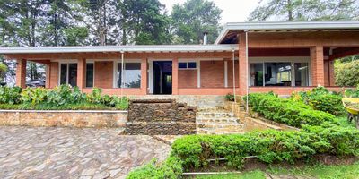 •	Tipo de propiedad: Casa Campestre
•	Tipo de unidad: Independiente
•	Niveles: 1
•	Estrato: 5
•	Dirección: Finca La Amalgama
•	Municipio: Envigado
•	Tiempo de construcción: 20 años
•	Acceso a la propiedad: Totalmente pavimentado por la Loma del Escobero
•	Punto de referencia:
1.	Clínica Veterinaria CES
2.	Pasa Lorena (a la derecha)
3.	Siguiente casa (a la izquierda, La Amalgama)
•	Dimensiones y áreas

•	Área del lote: 3,050 m²
•	Área construida: 350 m²

Distribución de la propiedad

•	Casa principal:
•	Cocina abierta
•	Zona de ropas
•	3 habitaciones
•	2 baños sociales
•	Casa de mayordomo:
•	2 habitaciones
•	1 baño
•	Zonas comunes internas:
•	Deck
•	Kiosko
•	Zonas verdes

Características adicionales

•	Habitaciones totales: 3 (en casa principal) + 2 (en casa de mayordomo)
•	Baños totales: 4 (1 en habitaciones, 2 sociales, 1 en casa de mayordomo)
•	Parqueaderos:
•	Cubiertos: 1
•	Descubiertos: 3
•	Cuartos útiles: 1