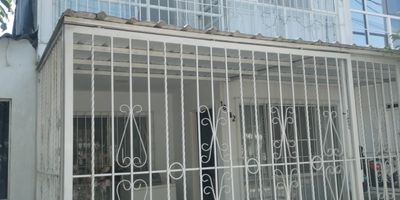 Vendo casa independiente  100 mtrs construidos , barrio  Oporto 2 pisos .  
Hermosa bien distribuida en 1 piso encuentra antejardín con rejas y con fácil acceso para parquear un auto pequeño o moto  corrediza  la  sala comedor  amplia con aire acondicionado  ,cocina americana  con gas natural ,1  habitación ,un baño social ,y patio trasero con zona de oficios,  todo muy bien ventilado e iluminado piso de porcelanato . luz led y panel yeso 
2 piso  3 habitaciones  con  closets y la principal con baño privado y balcón . ,baño completo para habitaciones. casa en perfecto estado lista para entrega ,no gravámenes .barrio residencial ,esta cerca zonas verdes ,muy tranquilo y seguro ,fácil acceso por la Sachamate y la Cañas Gordas ,Cita previa .