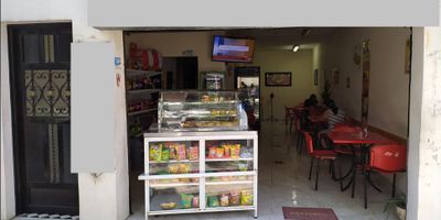 ¡Casa en Venta en Prado Centro, Medellín!
? Ubicación: Sector Prado Centro, cerca de puntos clave como el Hospital San Vicente de Paul, la estación del metro Hospital, transporte público y el Cementerio Museo San Pedro.

Características:
✔ Área: 192 m²
✔ Distribución:


 Sala
 Comedor
 Cocina
 4 alcobas
 3 baños
 2 patios
 ✔ Adicional: Garaje que puede ser utilizado como establecimiento comercial.


Valor: $480 millones

Beneficios del Sector:
✅ Excelente ubicación con acceso a transporte público y servicios esenciales.
✅ Ideal para vivienda o proyectos comerciales gracias a su versatilidad.
✅ Ambiente tranquilo y cercano a sitios históricos y culturales.

¡No dejes pasar esta oportunidad! Contáctame para más información o para programar una visita.

 
