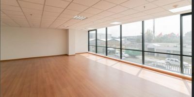 Oficina en Venta – Excelente Ubicación sobre la Avenida El Dorado

Esta moderna oficina de 97 m² se encuentra en un prestigioso edificio ubicado en una de las principales vías de la ciudad, sobre la Avenida El Dorado, en plena zona financiera, comercial y empresarial. La propiedad ofrece un ambiente ideal para negocios, con acceso directo a los principales puntos de la ciudad.

El edificio cuenta con servicios de alto nivel, incluyendo un gimnasio totalmente equipado y una sala de juntas para sus reuniones corporativas. Además, dispone de dos espacios de parqueo privados, lo que brinda comodidad tanto para usted como para sus visitantes.

Con una ubicación estratégica, esta oficina es la opción perfecta para establecer o expandir su empresa en el corazón de la actividad empresarial de la ciudad.
