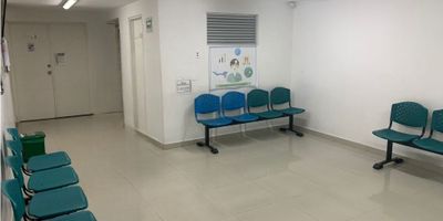 Descripción del Edificio:

El edificio cuenta con 3 pisos y tiene un reforzamiento estructural conforme a las normativas de salud. Además, dispone de doble entrada (por calle principal y calle secundaria), lo que le proporciona 2 frentes. La área de construcción es de 514 m² y tiene uso de suelo para salud hasta el segundo nivel.
Las adecuaciones internas son en drywall, lo que permite realizar las modificaciones necesarias para adaptarlo al nuevo puesto de salud.

Distribución del Inmueble:

1er Piso:


 Ascensor
 Frente de atención al usuario
 Sala de espera
 3 consultorios (uno con baño)
 2 baños públicos
 1 baño para discapacitados
 1 cuarto de aseo con lavatraperos
 Farmacia con frente de atención al usuario
 Espacio para planta eléctrica y compresor
 4 shut de residuos
 4 bodegas para insumos


2do Piso:


 Sala de espera
 Frente de atención al usuario
 2 baños
 Bodega de rack
 6 consultorios odontológicos
 Rayos X odontológicos (plomado)
 Zona de esterilización de material odontológico (con entrada y salida independiente y amoblada)
 Cuarto de aseo con lavatraperos
 1 consultorio adicional


3er Piso:


 Sala de espera
 Frente de atención al usuario
 4 baños
 Oficina administrativa
 6 consultorios

