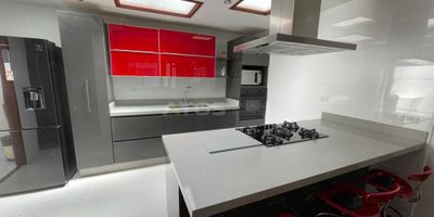 Atos Inmobiliaria Vende Exclusiva Casa en el Norte de Tunja

Atos Inmobiliaria presenta una oportunidad única de adquirir una exclusiva casa en el norte de Tunja, ubicada a pocos pasos del centro comercial Unicentro. Esta propiedad de tres niveles y 270 m² ofrece un diseño elegante y funcional que incluye una sala con chimenea, comedor, cocina integral, patio de ropas, baño social y garaje. En el segundo piso, encontrarás dos habitaciones, un baño y una sala de TV. El tercer piso alberga la habitación principal con una amplia terraza cubierta y descubierta, sauna, jacuzzi y un área destinada para gimnasio.

Esta casa no solo se destaca por su amplitud y distribución, sino también por su ubicación privilegiada en una zona de alta valorización, cerca de comercios y servicios esenciales. Si buscas una vivienda que combine lujo, confort y conveniencia, esta es una opción perfecta para ti. No dejes pasar esta oportunidad única. Contáctanos en Atos Inmobiliaria para más detalles