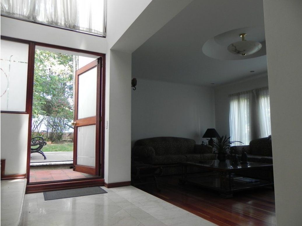 Casa de 4 alcobas en venta en Gratamira, Bogotá, 380 m² · foto 3 de 18