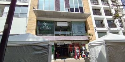 Oficina en arriendo, ubicada en zona estratégica con excelente accesibilidad. espacios amplios y bien iluminados, ideales para oficinas administrativas o profesionales. cuenta con todas las comodidades necesarias. perfecta para empresas que buscan un lugar funcional y de fácil acceso. Código Abad Faciolince OFI997 Asesor Juan Pablo Pérez 3243488496 