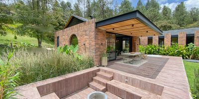 Espectacular Casa campestre está disponible para Arriendo. Ubicado en el barrio Villa Elena de la ciudad de El Retiro. Cuenta con 3 habitaciones, 5 baños y 6 parqueaderos. El área construida es de 7500.00 m². Estrato: 5. 