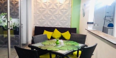 Hermoso apartaestudio con terraza, habitación, baño, sala – comedor, cocina, parqueadero y depósito, ubicado en un tradicional barrio de la ciudad con vista a los hermosos atardeceres.
