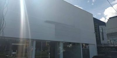 Local de un nivel en arriendo en el barrio el batan, oportunidad para iniciar su gran negocio cuenta con 60 m2, 1 baño comunal , espacio totalmente abierto, excelente iluminación .inmueble disponible para realizar adecuación de acuerdo al negocio que desee. excepto el uso de bar. este inmueble se caracteriza por su amplitud, comodidad, se encuentra ubicado cerca de importantes vías de acceso como la av calle 116, autopista norte y av calle 127. Para mayor información comuníquese con el ejecutivo comercial Jose Rodriguez al celular o whatsapp 3174032872, a su correo electrónico jose.rodriguezinmobiliariasaliadas.com