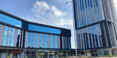 En **Financar Inmobiliaria** le ofrecemos la oportunidad de adquirir un inmueble ideal para su negocio. Este Consultorio de 24 m² está diseñado para cumplir con todas sus necesidades, con un espacio cómodo y funcional que incluye una amplia recepción, baño privado, aire acondicionado para su comodidad y un garaje propio. Además, 
Con nuestro servicio profesional, hacer de este espacio su nuevo consultorio será una tarea sencilla. Nos encargamos de todo el proceso, asegurándonos de que cada detalle se ajuste a sus requerimientos. Aproveche esta oportunidad única de establecer su consulta en un ambiente moderno y seguro. ¡Con **Financar Inmobiliaria**, su nuevo consultorio está más cerca de lo que imagina!