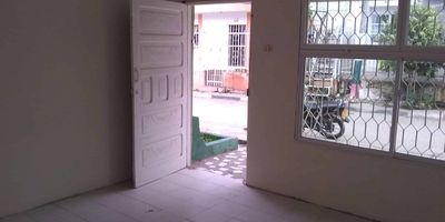 Casa amplia, buena ubicación, cuenta con 2 apartamentos, es una buena oportunidad para invertir.