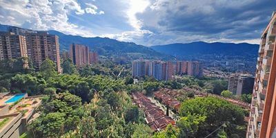 Espectacular apartamento en Envigado sector Biocity, cuenta con 3 alcobas, 3 baños, estudio, 3 parqueaderos, cuarto util grande, puerta blindada, cerradura electrónica.