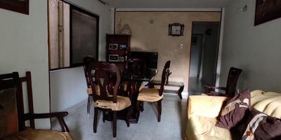 Excelente oportunidad de inversión, casa ubicada en el centro de la ciudad de Cali, zona comercial.
1er piso: dos locales comerciales 
2do piso:  tres apartaestudios ( uno con sala comedor, cocina, baño y dos habitaciones y los otros con 1 habitación )  
3er piso: terraza y un apartaestudio con sala comedor, cocina, baño y dos habitaciones. 

ideal para vivienda o comercio. 
Generando Renta
Contáctame!