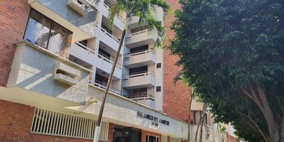 En Financar Inmobiliaria le presentamos un apartamento que ofrece la combinación perfecta entre comodidad y ubicación. Este inmueble cuenta con tres amplias alcobas, diseñadas para brindarle el espacio y el confort que usted y su familia merecen. Cada área está cuidadosamente distribuida, creando un ambiente acogedor y funcional para que disfrute de su día a día.

Ubicado en el exclusivo barrio Villa Country, en la ciudad de Barranquilla, este apartamento se encuentra a pocos minutos de importantes centros comerciales, lo que le permitirá acceder a una amplia oferta de servicios, entretenimiento y opciones gastronómicas. Su ubicación estratégica le garantiza conectividad y comodidad, lo que convierte a este lugar en la opción ideal para quienes buscan un hogar en una de las zonas más cotizadas de la ciudad