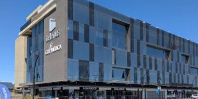 Oficina en renta con contrato vigente a multinacional  excelente oportunidad de inversión Ubicada en el prestigioso Centro Empresarial Belenus, se encuentra actualmente arrendada a una reconocida multinacional bajo un contrato recién renovado a 5 años, lo que garantiza una renta mensual estable de $11.378.000 más administración. Belenus es un moderno edificio de 6 pisos que integra locales comerciales, consultorios y oficinas, estratégicamente ubicado sobre la Milla de Oro, en el kilómetro 2 vía Chía  Cajicá, costado occidental, justo frente al Centro Comercial Fontanar.Su localización privilegiada en una zona de alto desarrollo económico y urbanístico, rodeada de exclusivos sectores residenciales, centros comerciales, clínicas, universidades, hoteles, entidades financieras y centros médicos, lo convierte en un punto clave para empresas nacionales e internacionales. Esta propiedad representa una excelente alternativa de inversión, n una de las zonas con mayor proyección de valorización