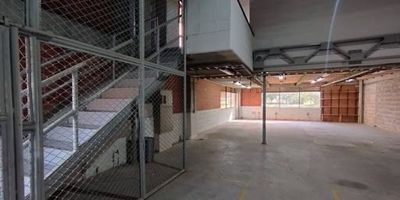 Bodega para arriendo, con 600 metros cuadrados, 8 baños y 6 parqueaderos en zona franca, con una excelente ubicación, esta bodega con 4 niveles es ideal para tener tu operación de la mejor manera en un punto estratégico de la zona. En Umbral tenemos siempre la mejor opción para ti.